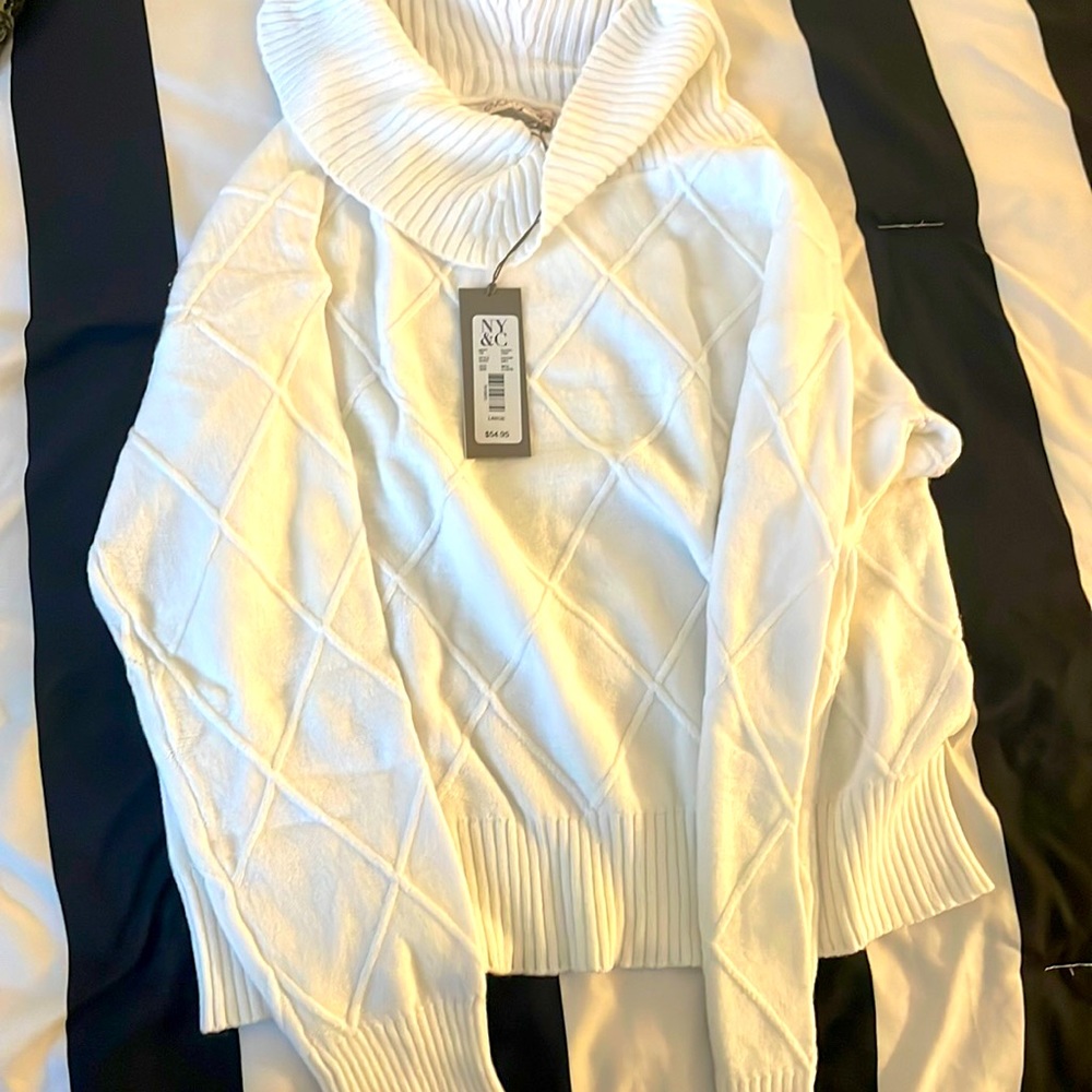 Gorgeous Eva Mendes Winter White Sweater
